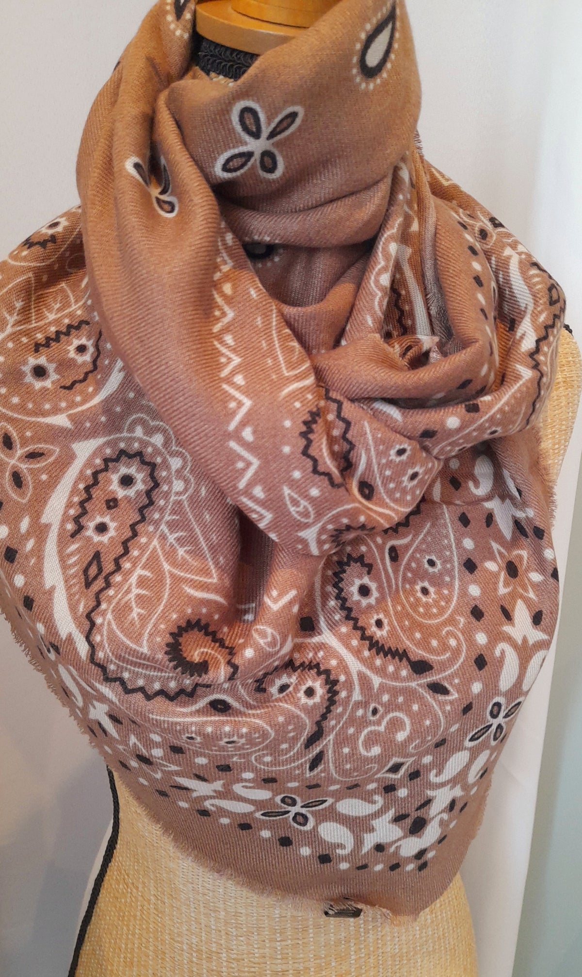 Écharpe carrée 110 x 110 cm en viscose et laine Bandana Paisley