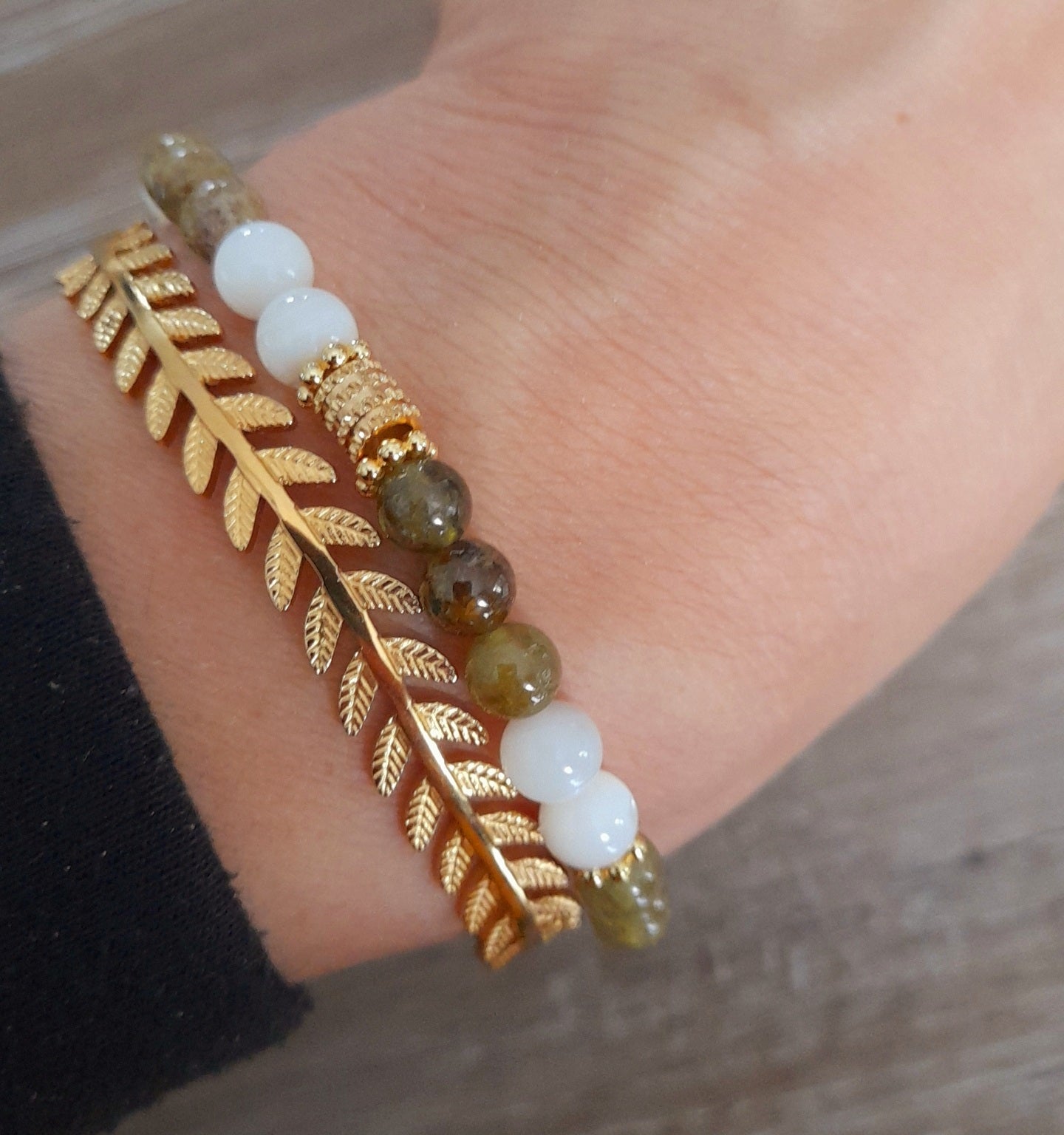 Isolde en Nacre et Grenat Vert
Collection Pierres et Merveilles