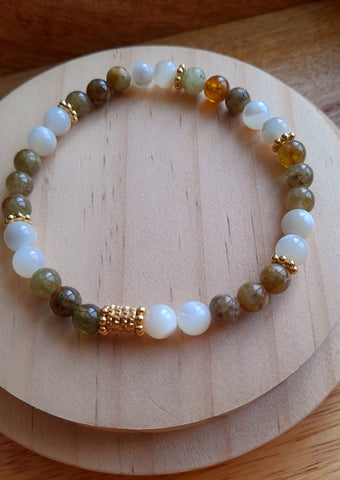 Isolde en Nacre et Grenat Vert
Collection Pierres et Merveilles