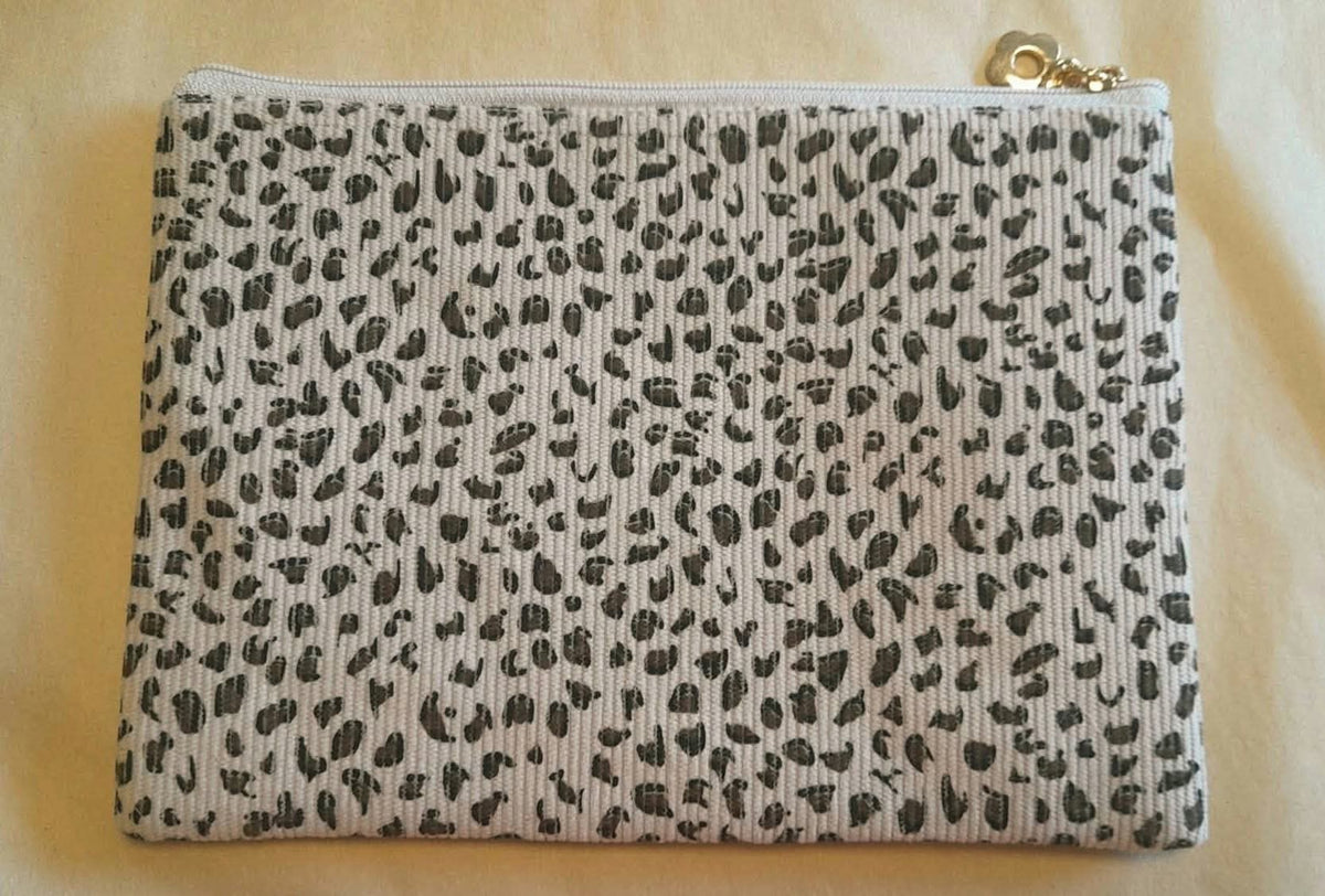 Pochette léopard 14 x 20 cm  Toile douce et fermeture dorée