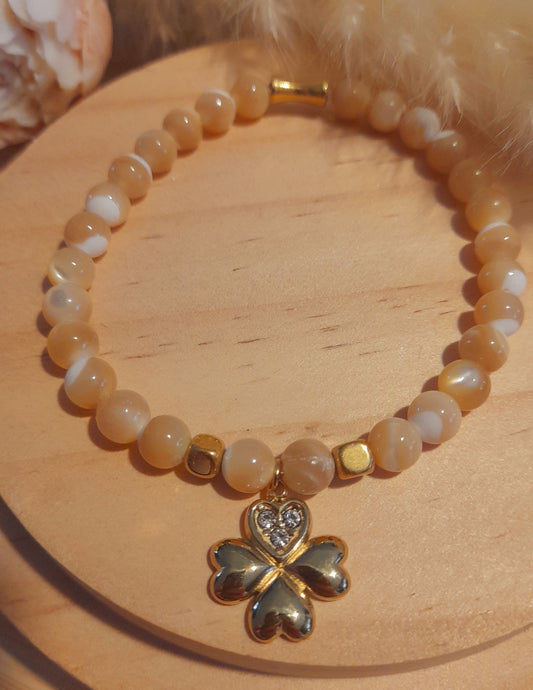 Bracelet en Nacre Dorée avec charm Trèfle