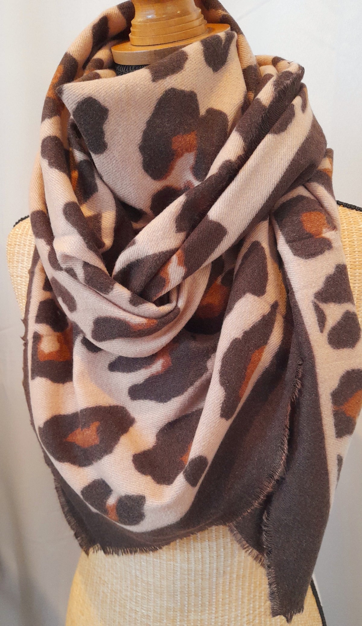 Écharpe carrée léopard 110 x 110 cm en viscose et laine