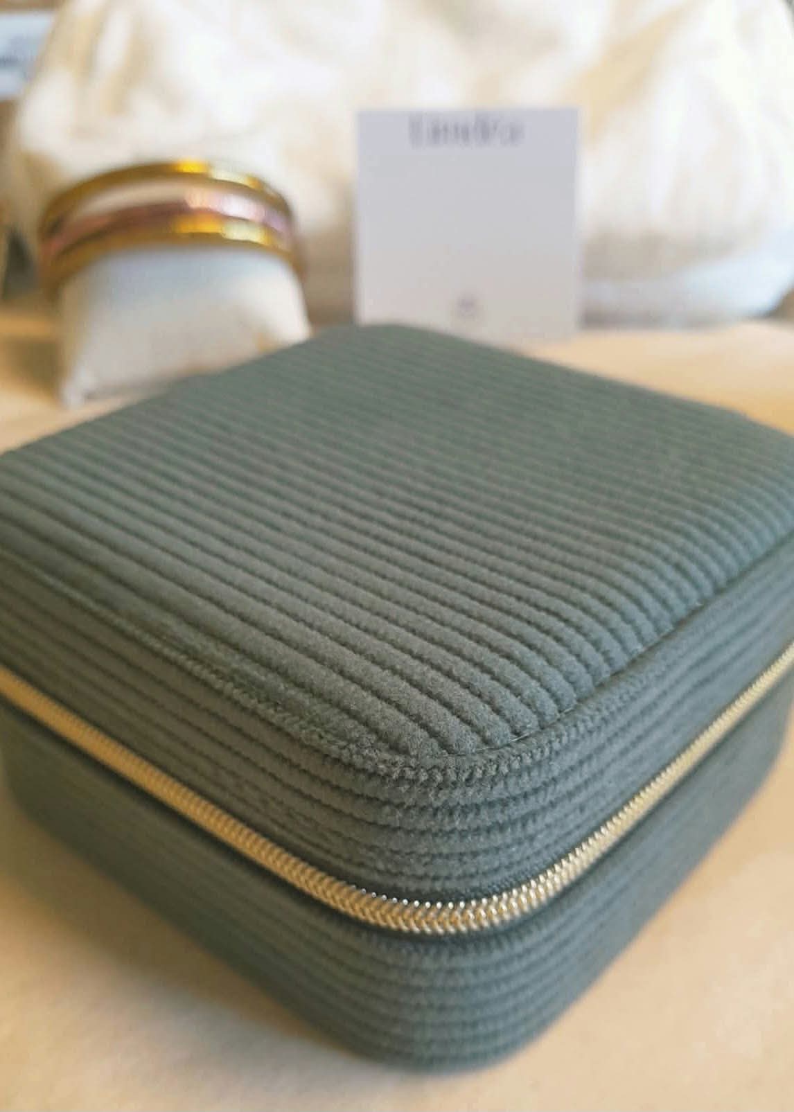 Boîte à bijoux Limdéa en velours côtelé 10 x 10 différents coloris