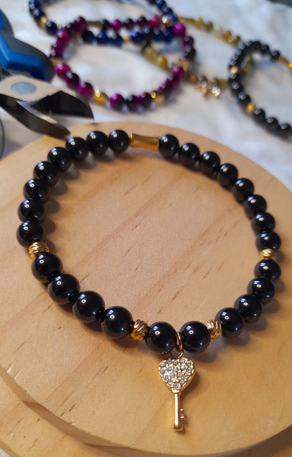 Bracelet Spinelle noire avec charm Clé.
