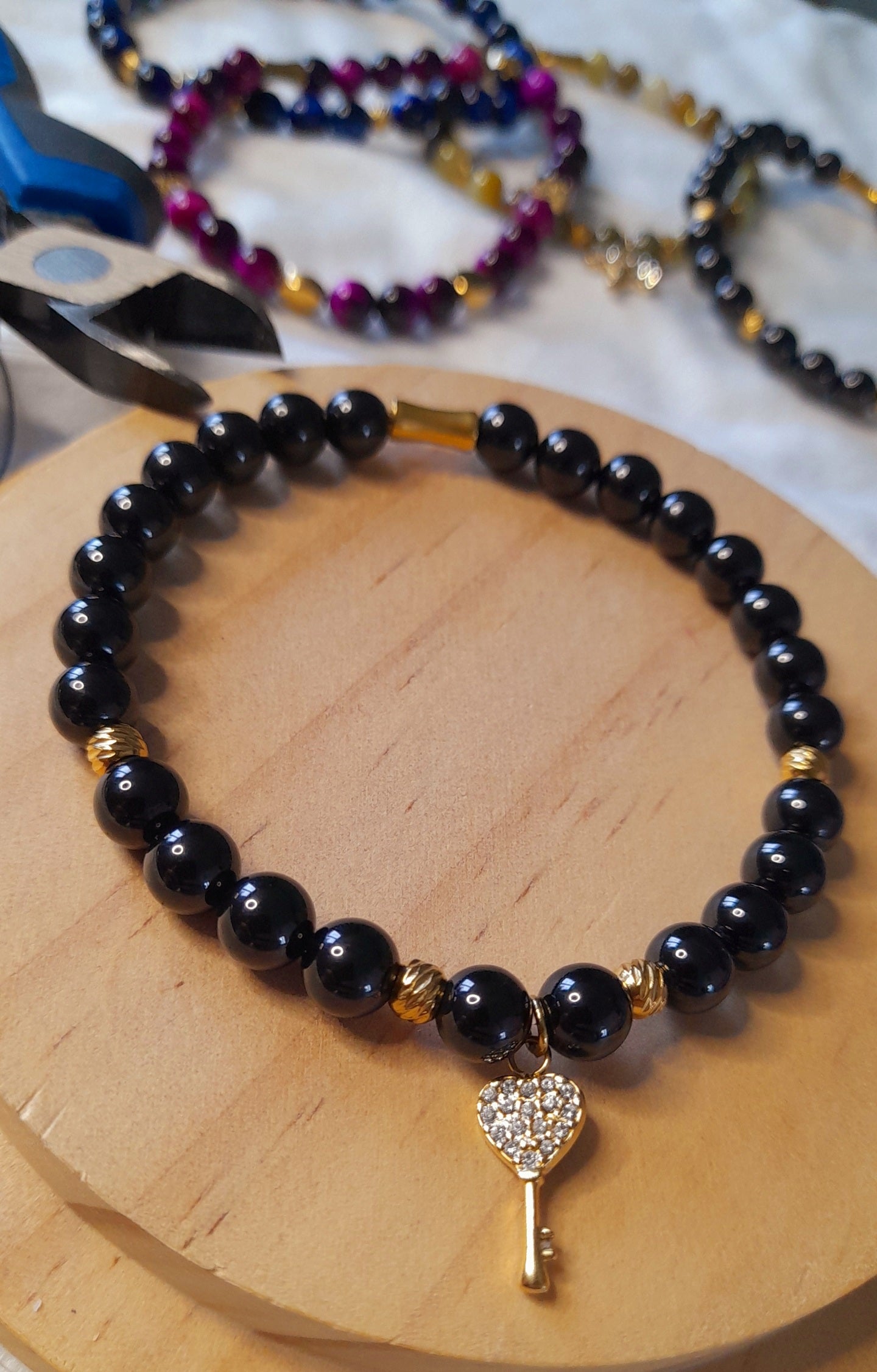 Bracelet Spinelle noire avec charm Clé.