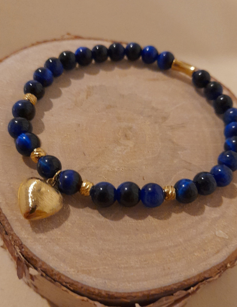 Bracelet pierre Œil de tigre bleue charm cœur effet brossé.