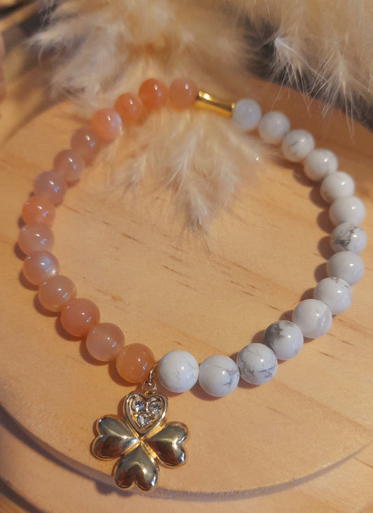 Bracelet Howlite & Pierre de Soleil avec charm Trèfle