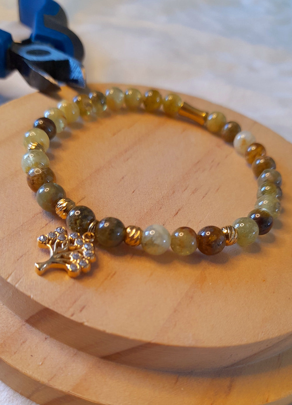 Bracelet pierre Grenat vert charm arbre de vie.