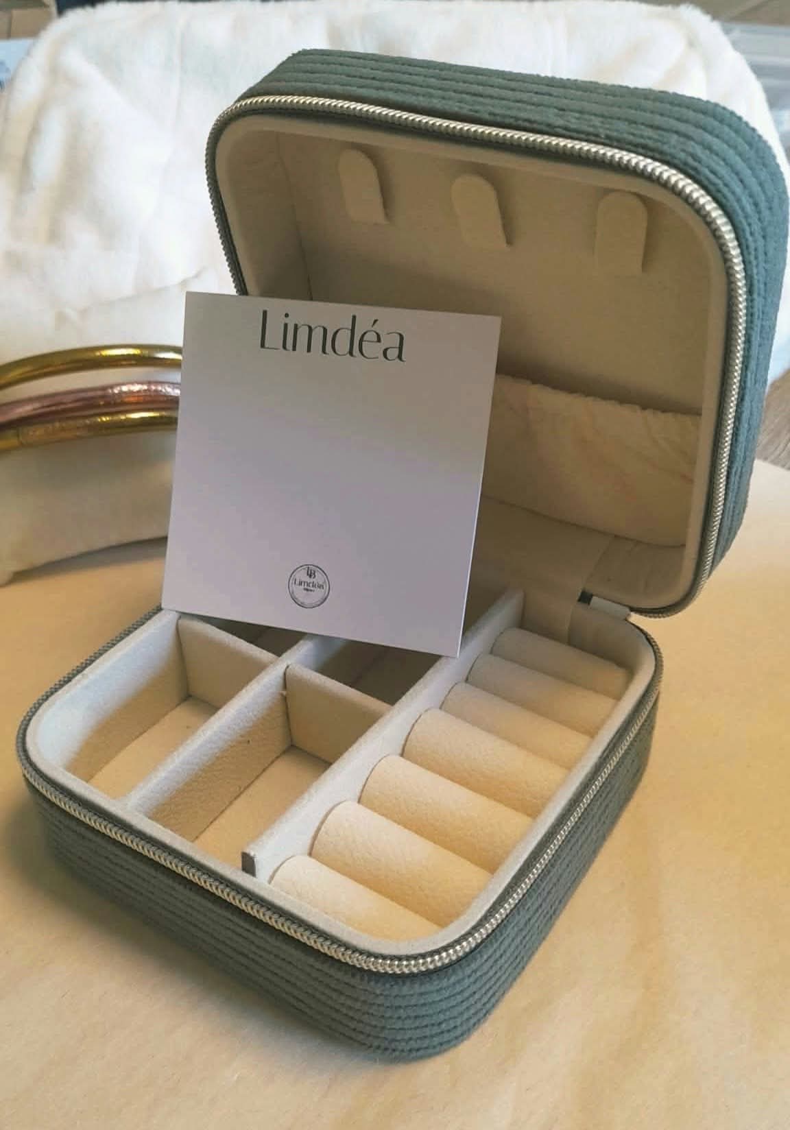 Boîte à bijoux Limdéa en velours côtelé 10 x 10 différents coloris