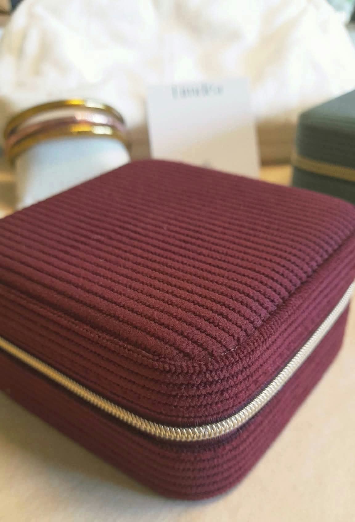 Boîte à bijoux Limdéa en velours côtelé 10 x 10 différents coloris