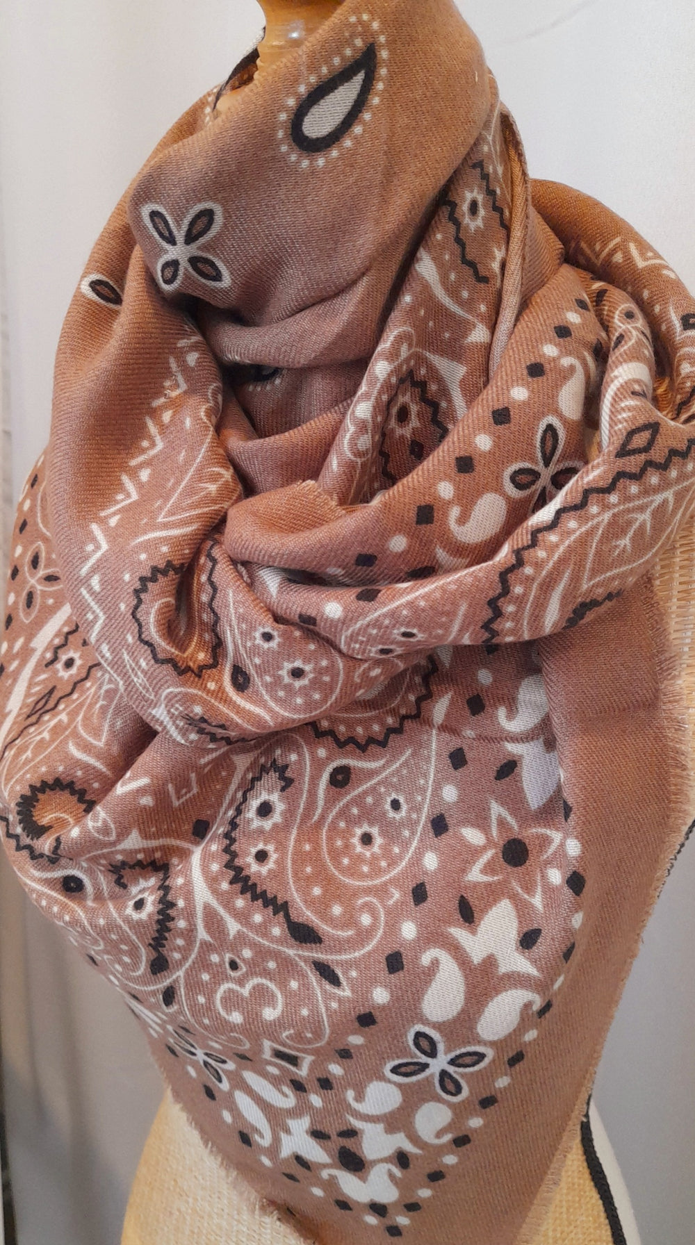 Écharpe carrée 110 x 110 cm en viscose et laine Bandana Paisley