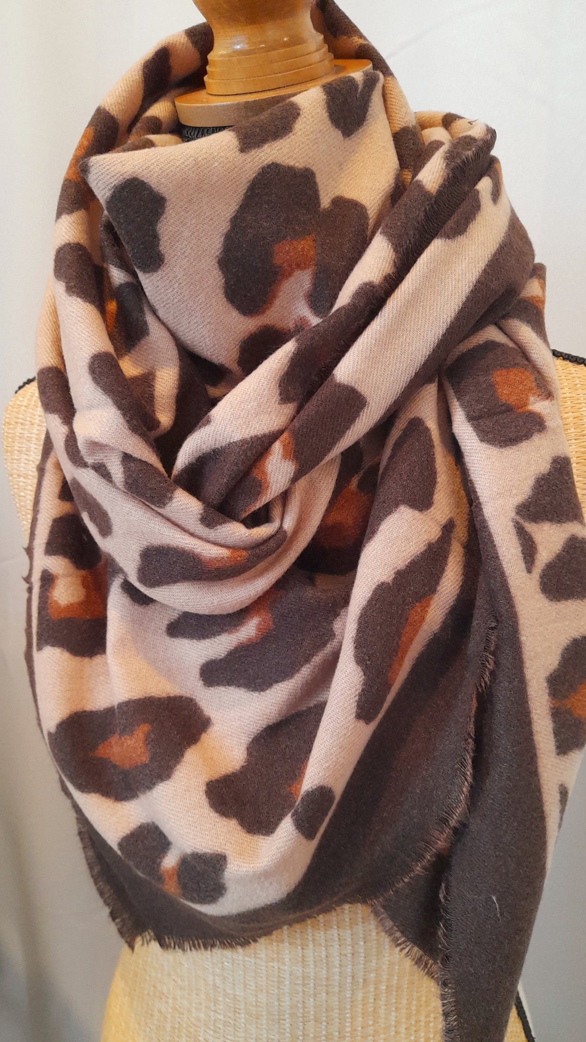Écharpe carrée léopard 110 x 110 cm en viscose et laine